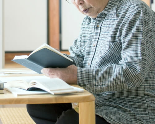 本を読む高齢男性